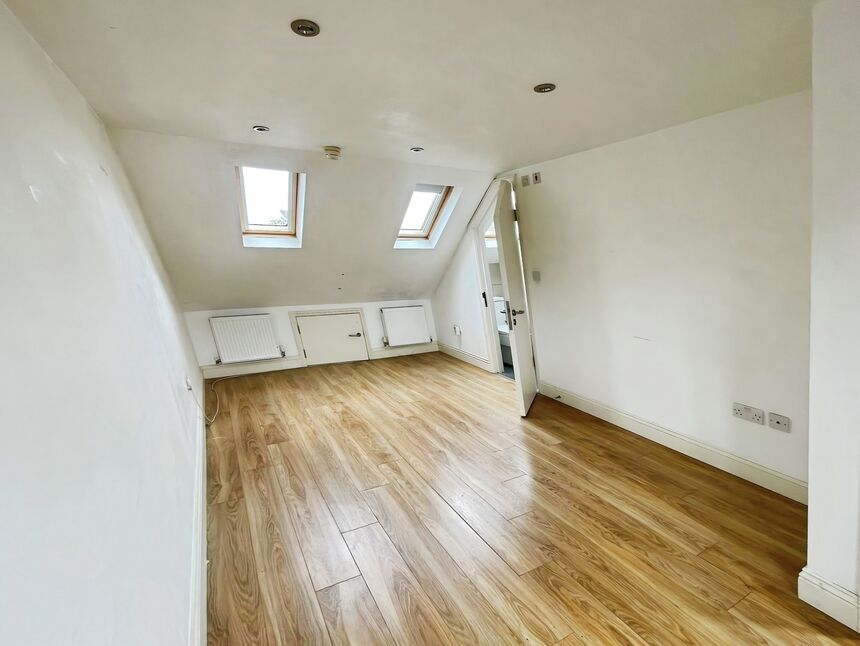 Flat Wellington Road in Greater London