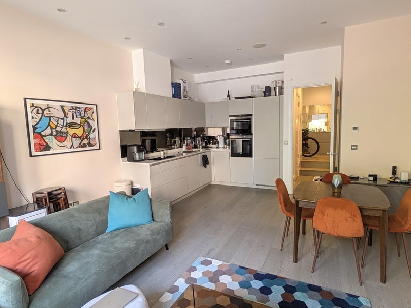 Room Cleve Road in Greater London