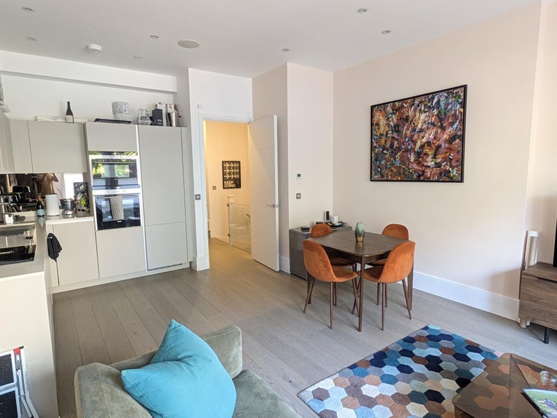 Room Cleve Road in Greater London