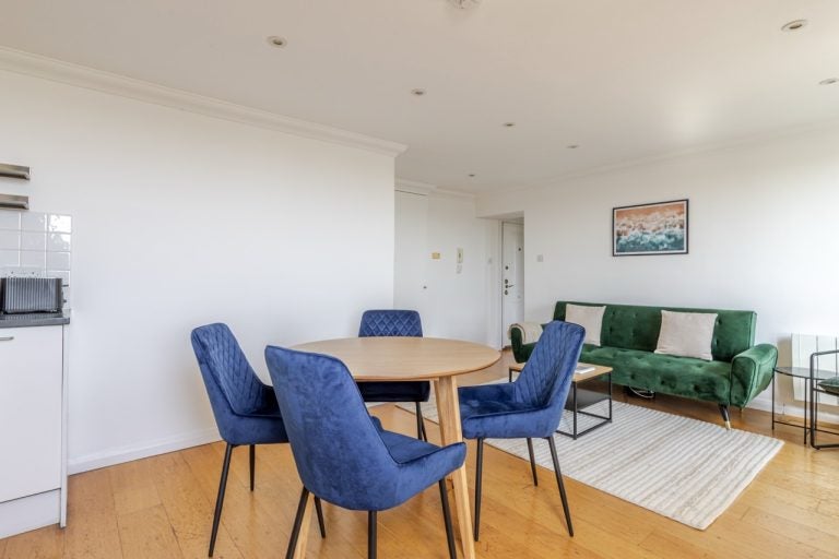 Flat St Stephen's Gardens in City of Westminster