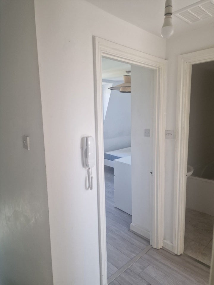 Flat Lewisham Way in Greater London
