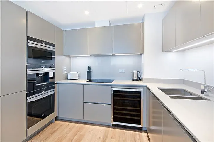 Flat Piazza Walk in Greater London