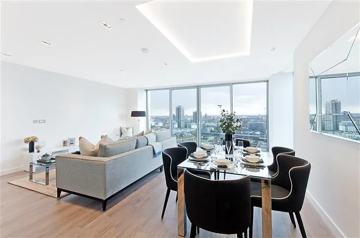 Flat Piazza Walk in Greater London