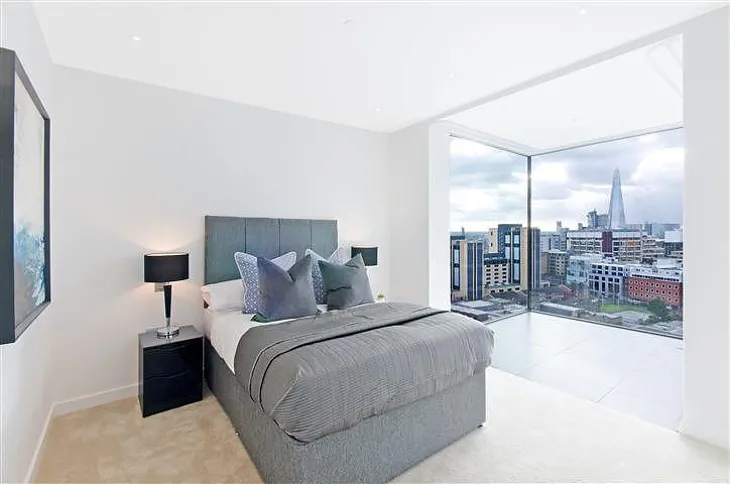 Flat Piazza Walk in Greater London