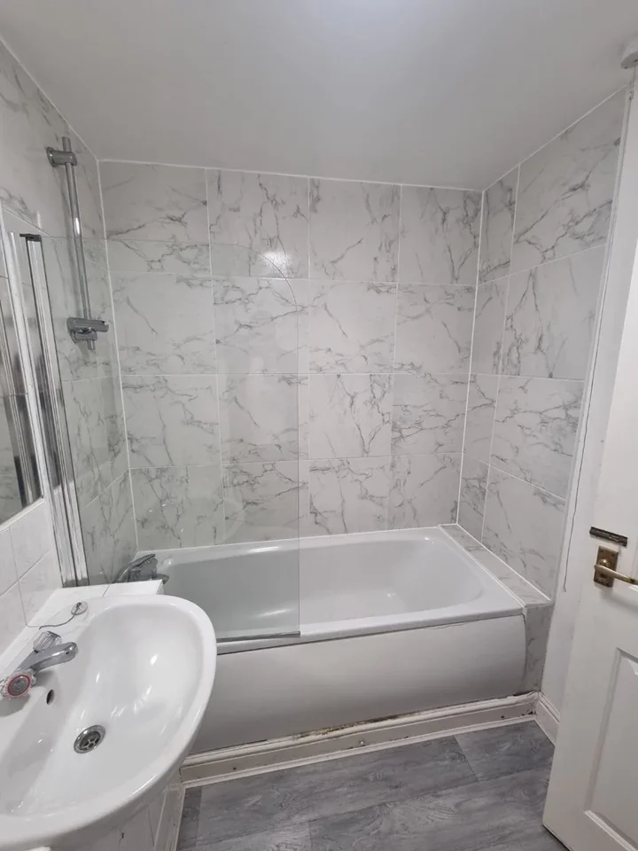 Flat Felixstowe Court in Greater London