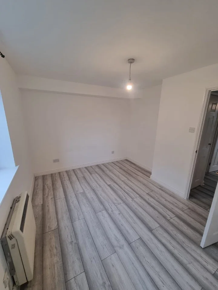 Flat Felixstowe Court in Greater London