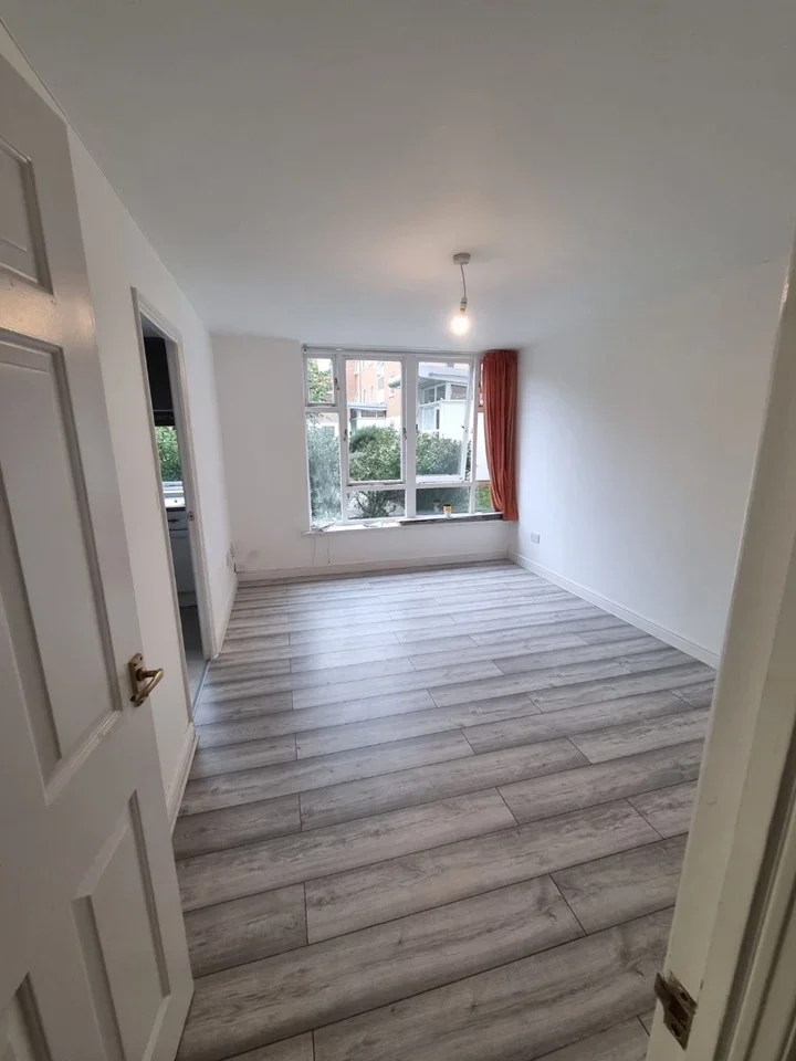 Flat Felixstowe Court in Greater London