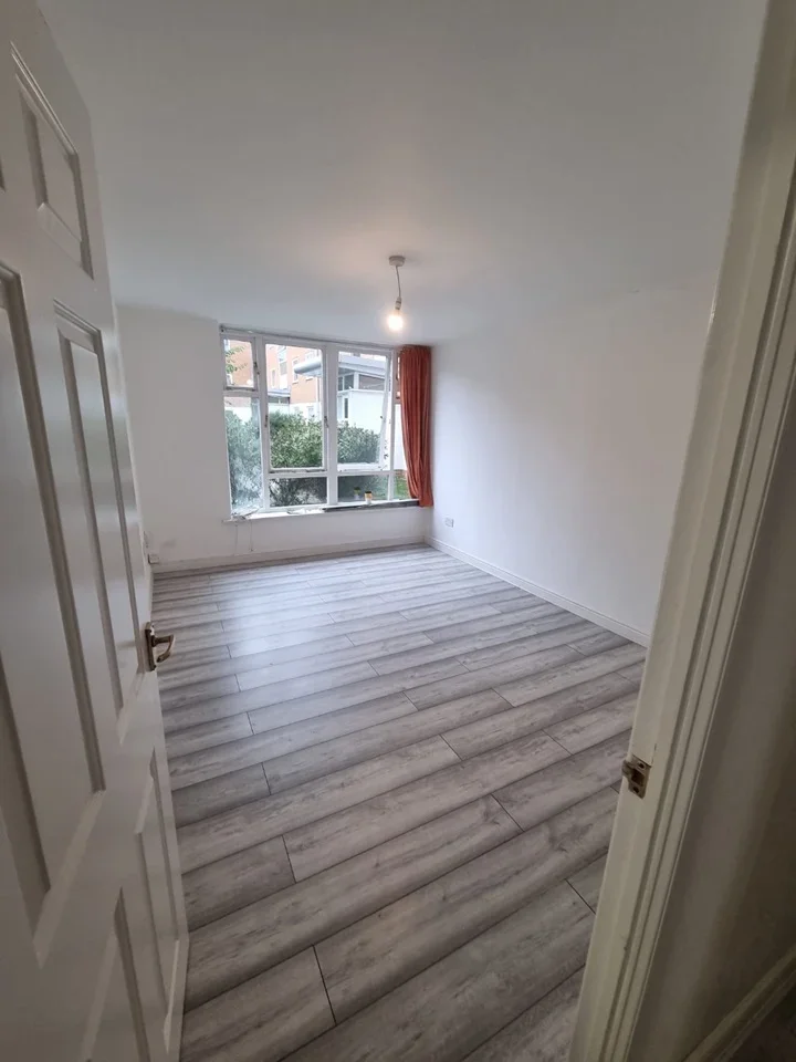 Flat Felixstowe Court in Greater London