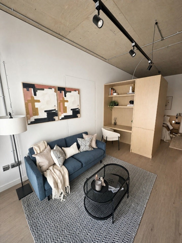 Flat Hammersmith Road in Greater London