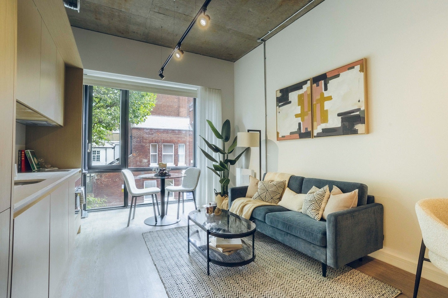 Flat Hammersmith Road in Greater London