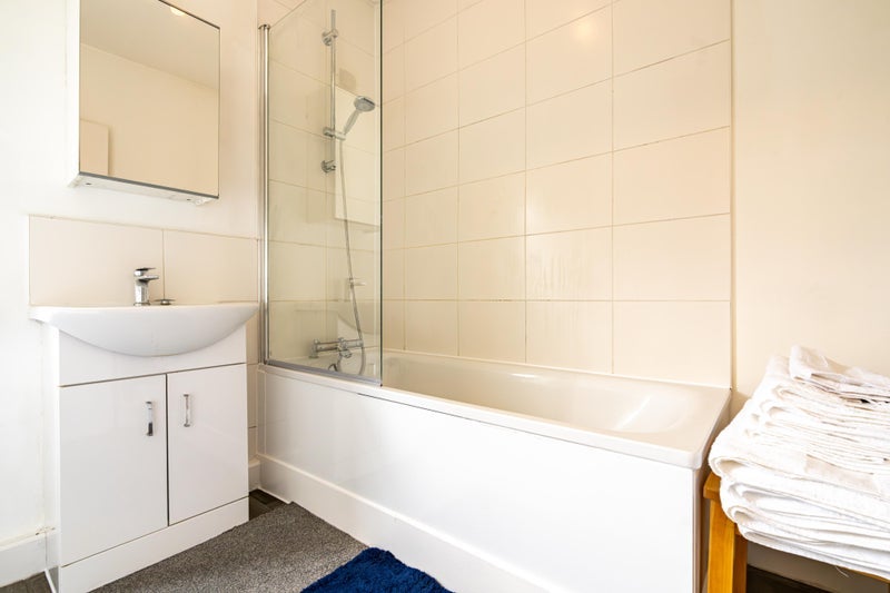 Room Meadow Road in Greater London