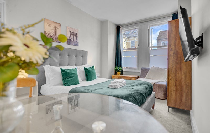 Room Meadow Road in Greater London