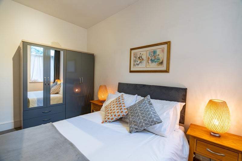 Room Meadow Road in Greater London