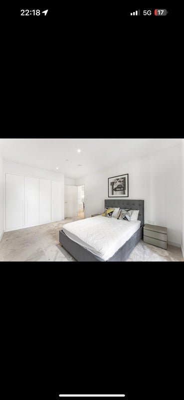 Room Admiralty Avenue in Greater London