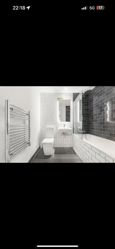 Room Admiralty Avenue in Greater London