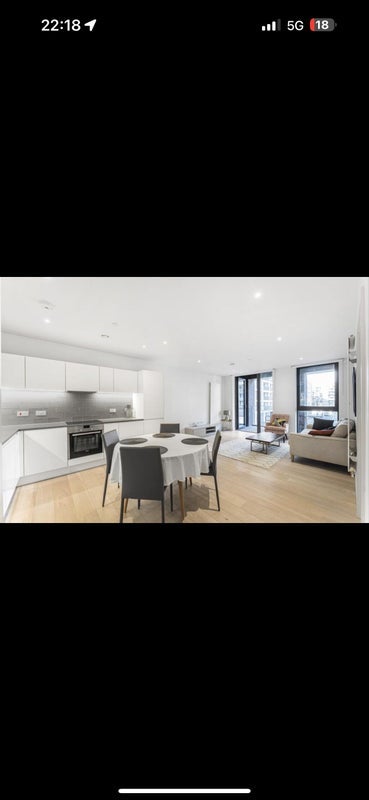 Room Admiralty Avenue in Greater London
