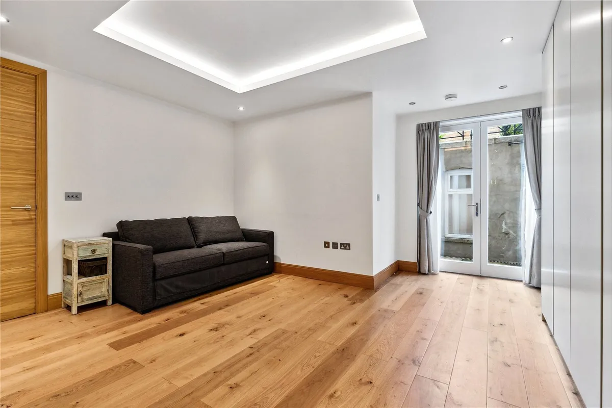 Flat Elm Park Gardens in Greater London