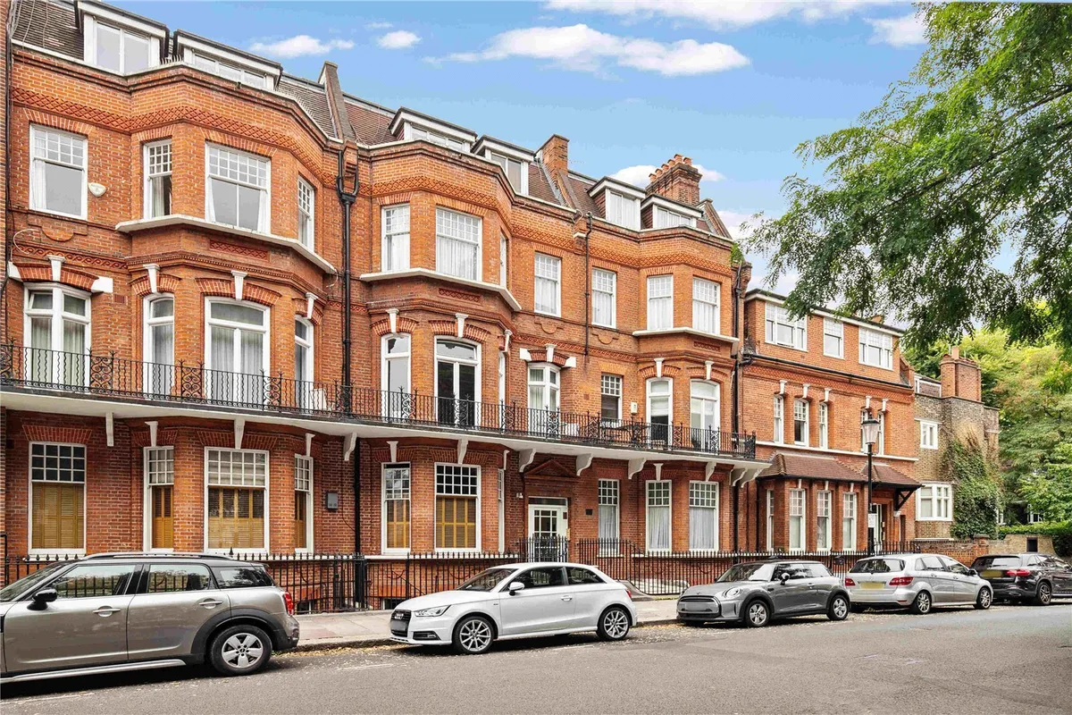 Flat Elm Park Gardens in Greater London