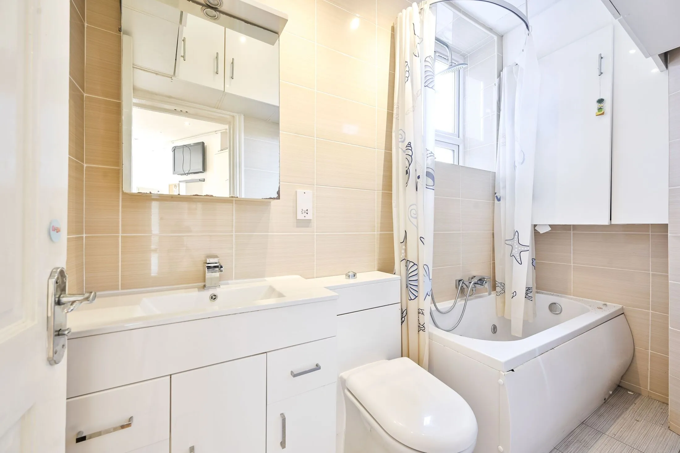 Flat Spencer Mews in Greater London
