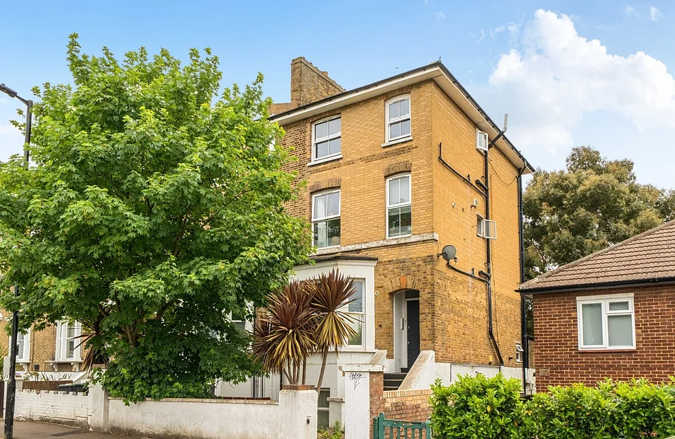 Flat Avington Grove in Greater London