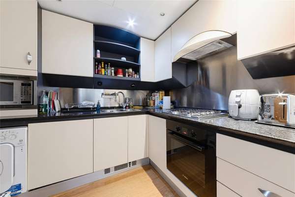 Flat Westferry Circus in Greater London