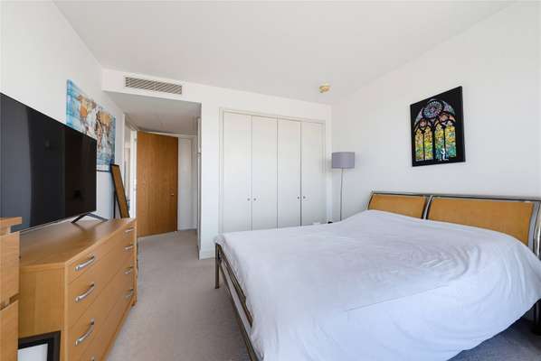 Flat Westferry Circus in Greater London