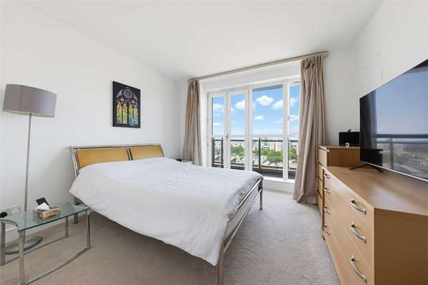 Flat Westferry Circus in Greater London