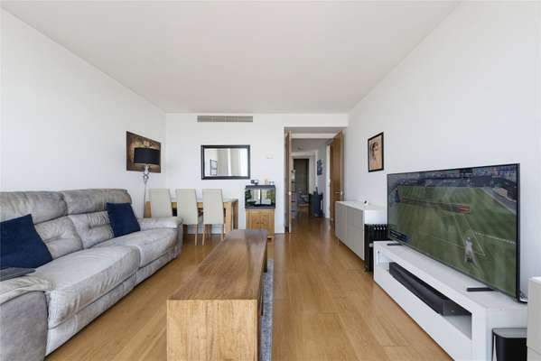 Flat Westferry Circus in Greater London