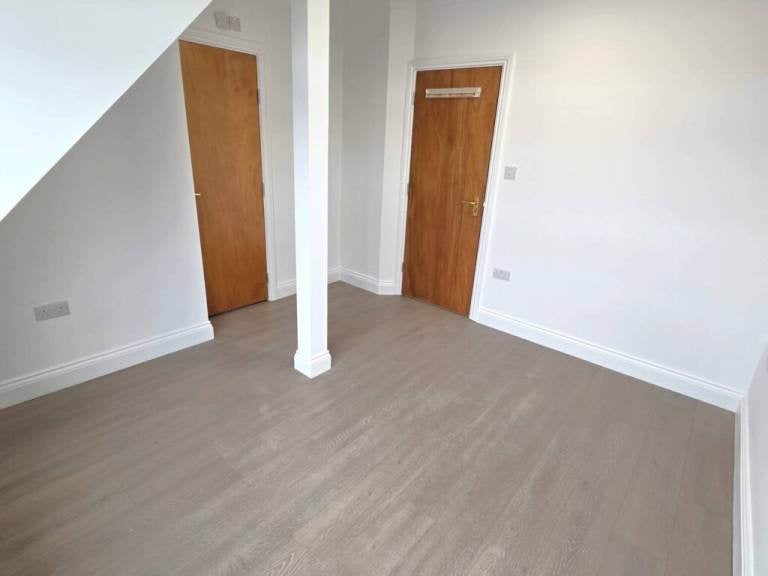 Flat Dennis Avenue in Greater London
