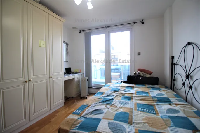 Flat Lyon Road in Greater London