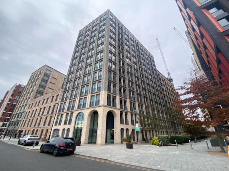 Flat Ponton Road in Greater London
