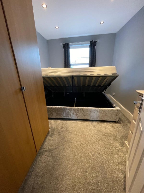 Room Garratt Lane in Greater London