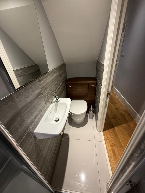 Room Garratt Lane in Greater London