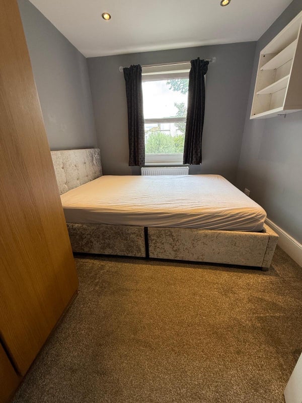 Room Garratt Lane in Greater London