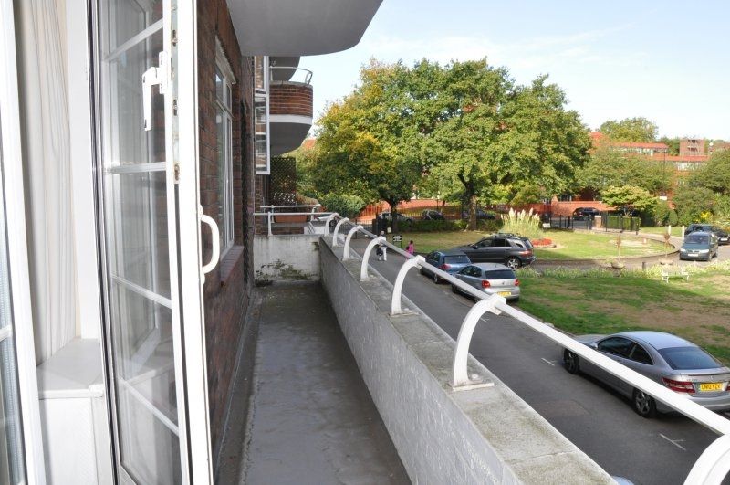 Flat Gliddon Road in Greater London