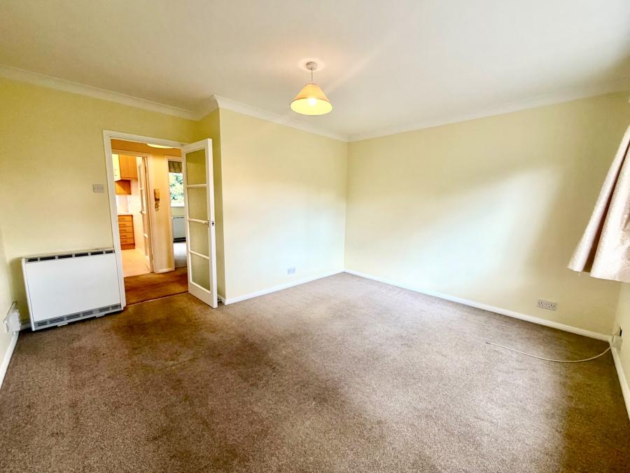 Flat Lovelace Road in Greater London
