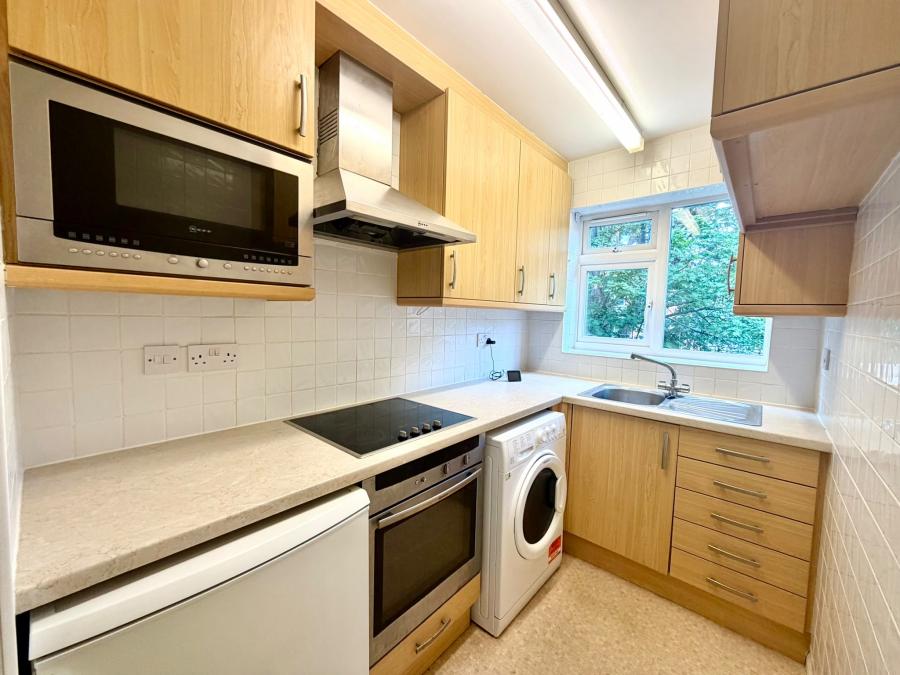 Flat Lovelace Road in Greater London