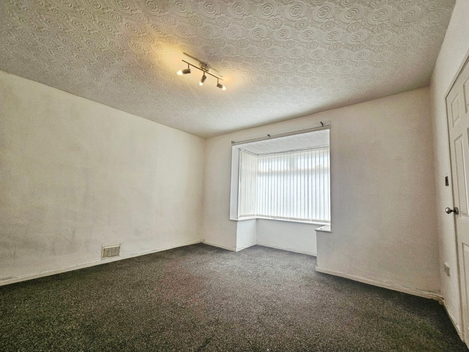 House Rowantree Drive in Bradford