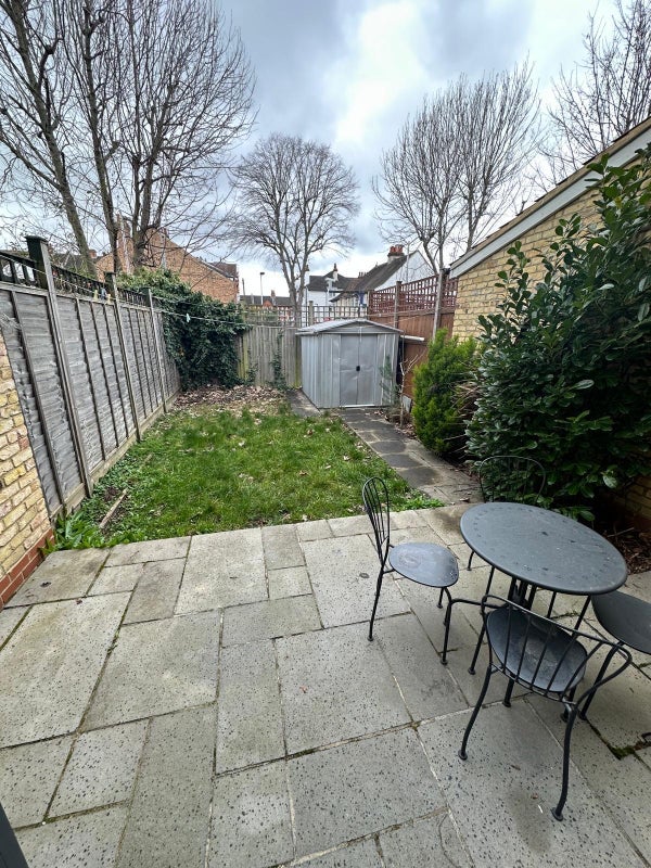 Room Links Road in Greater London