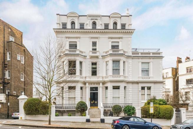 Flat Ilchester Place in Greater London