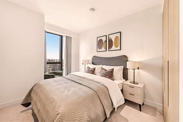 Flat Nine Elms Lane in Greater London