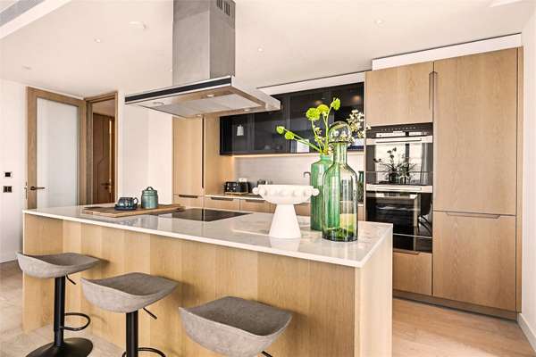 Flat Nine Elms Lane in Greater London