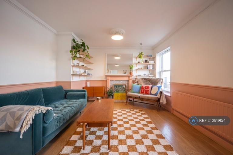 Flat Rotherhithe Street in Greater London