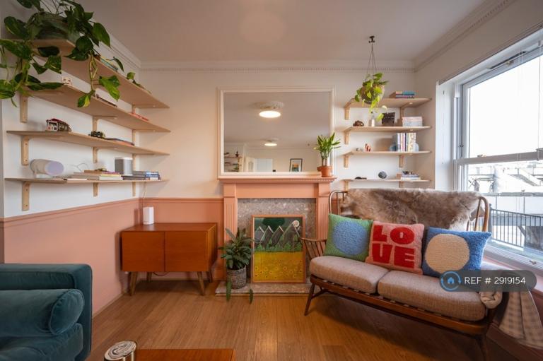 Flat Rotherhithe Street in Greater London
