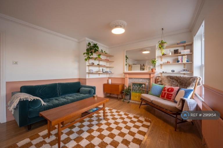 Flat Rotherhithe Street in Greater London