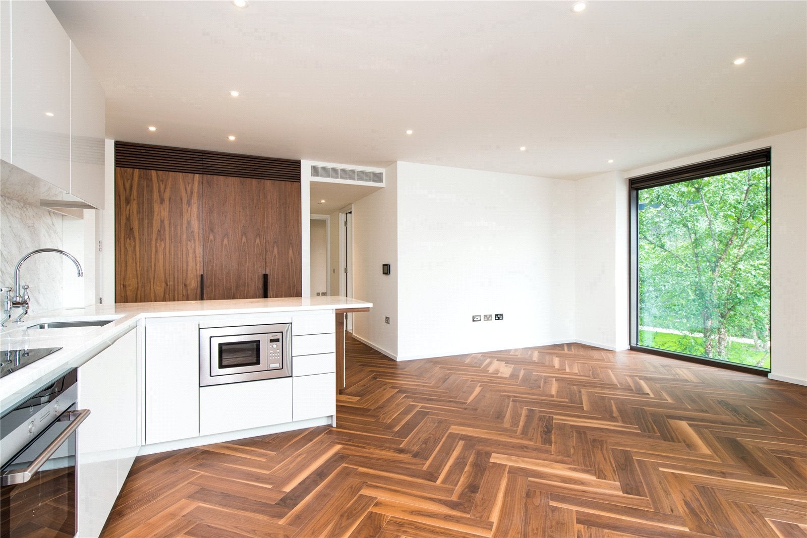 Flat Nine Elms Lane in Greater London