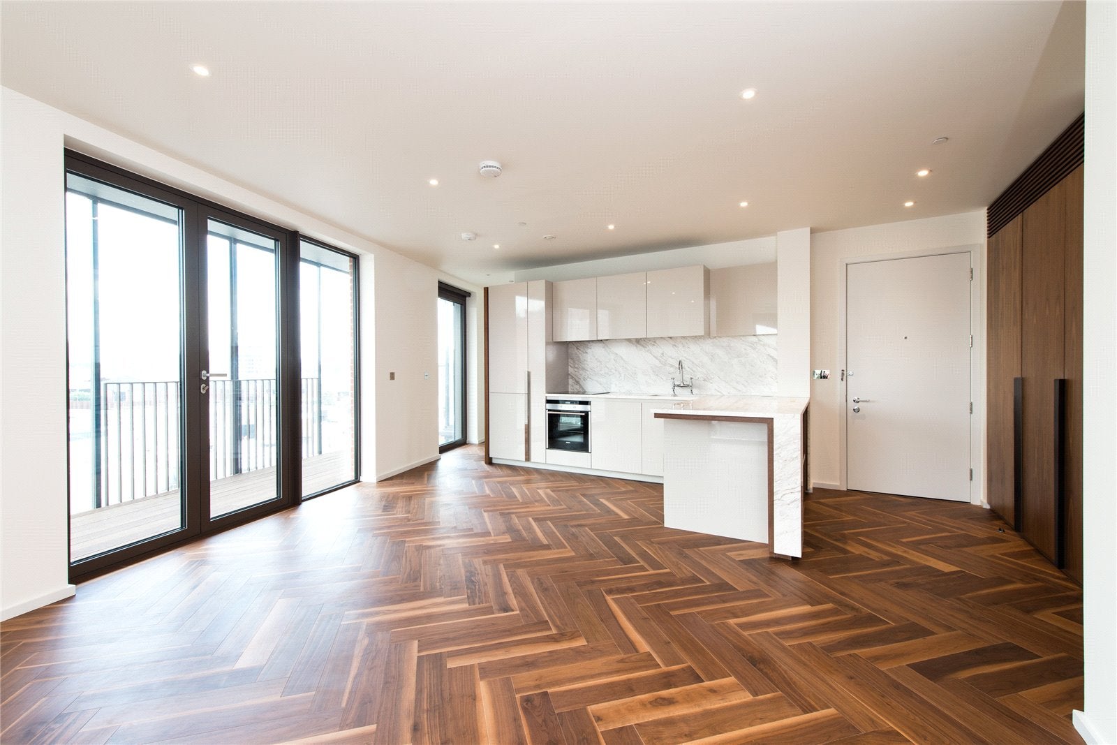 Flat Nine Elms Lane in Greater London