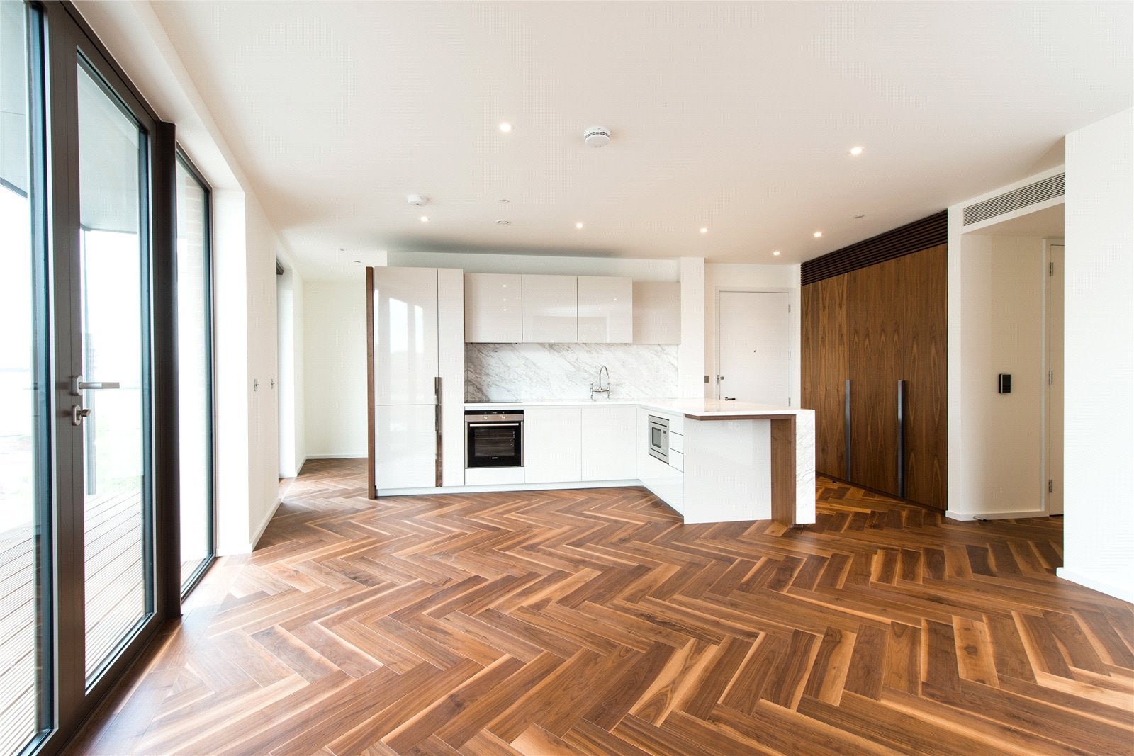 Flat Nine Elms Lane in Greater London