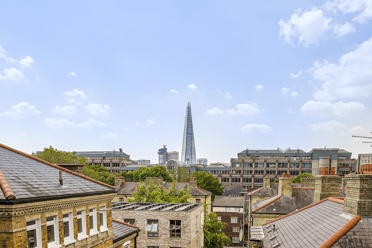 Flat Dock Street in Greater London