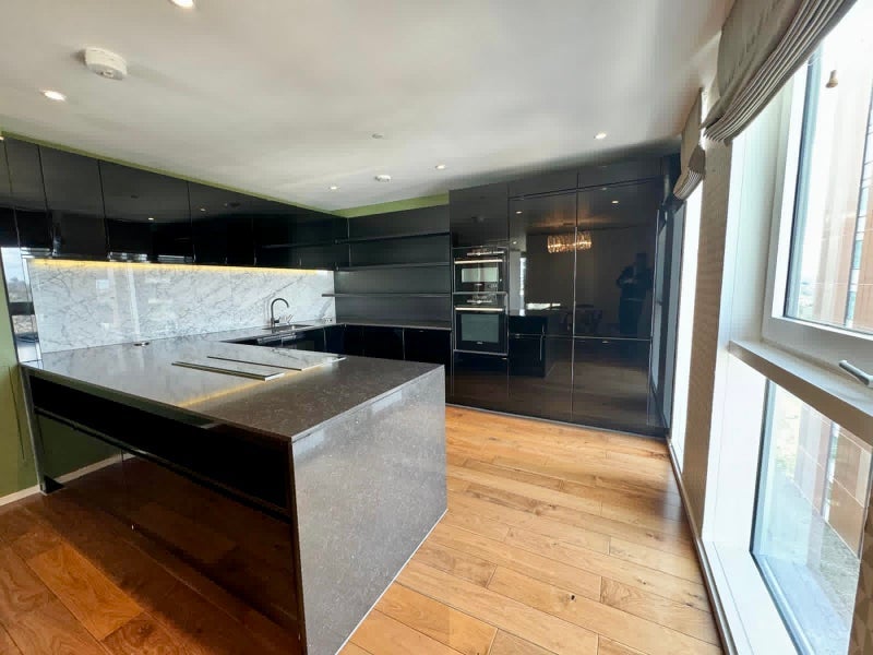 Room Buckhold Road in Greater London